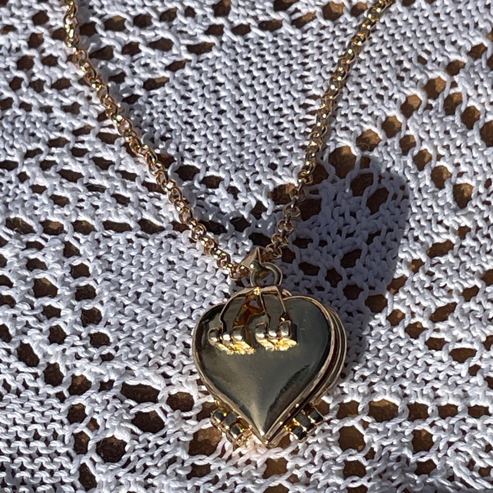 Golden Heart Locket Necklace flower shape fits 4 photos cool design gold gift - Picture 9 of 10
